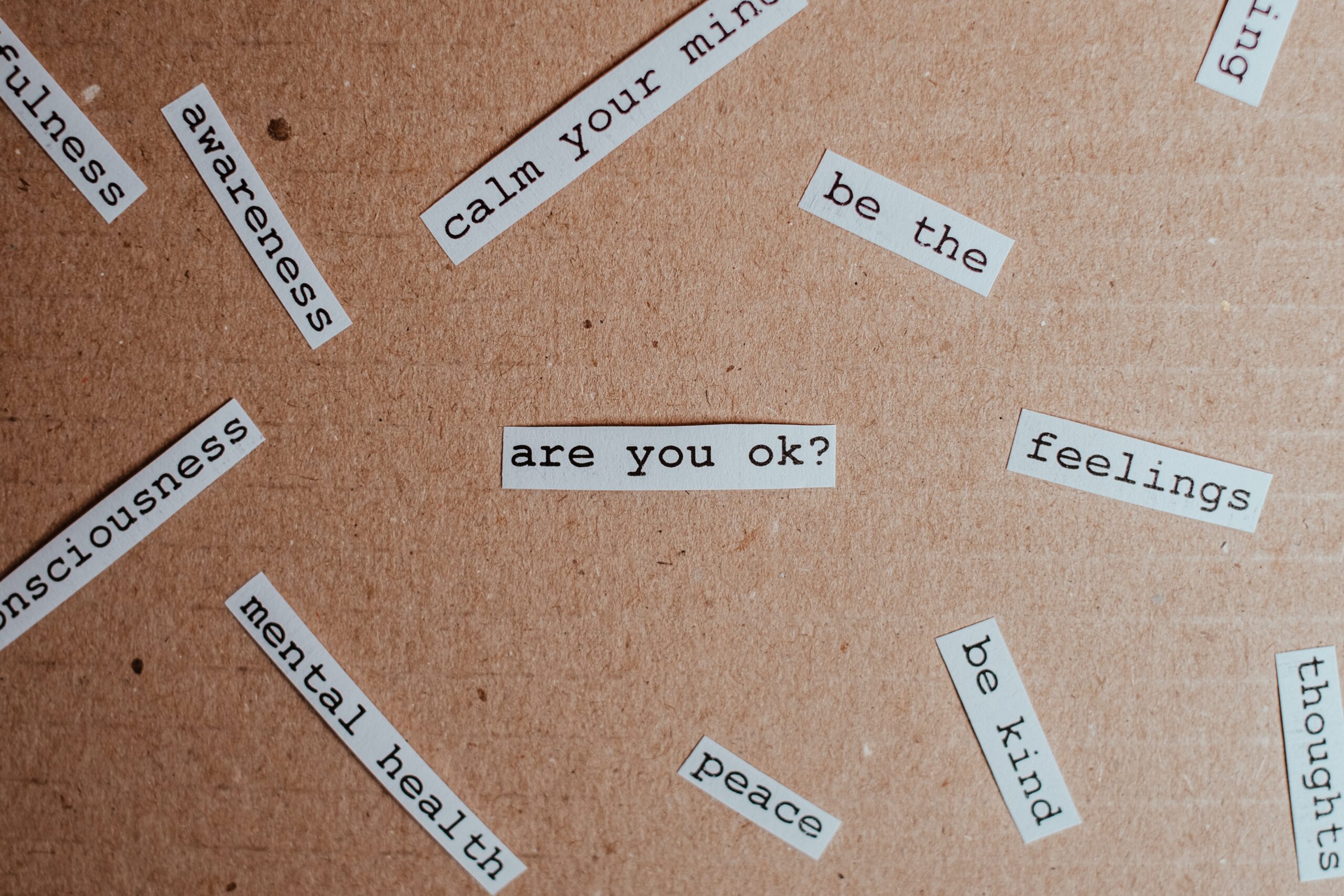 Wortschnipsel auf Holz "Are you okay?", "mental health" u.A.